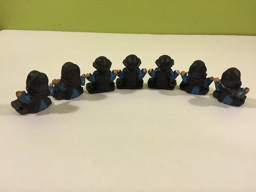 7 statuine sedute vintage DIE CAST metallo AMISH CONTADINI che oscillano piccole statue - Foto 2 di 6