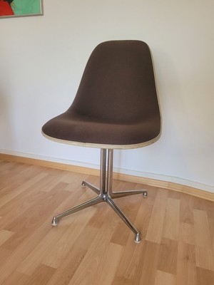 Vitra Eames Fiberglas Stuhl La Fonda gepolstert