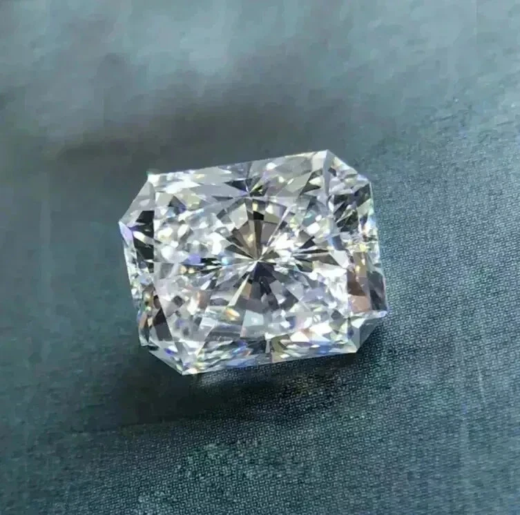 Loose Lab-Grown CVD Diamond 4 Ct Radiant Cut VVS1 - F Certified Diamond - Image 2 of 4