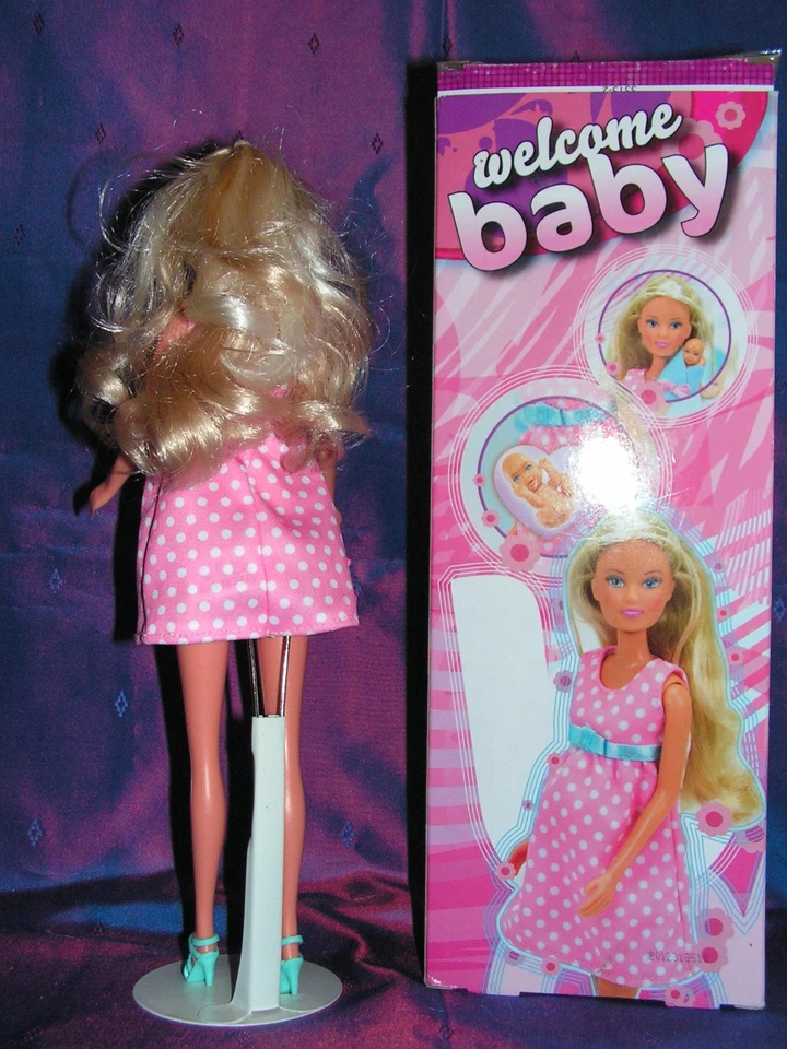 BARBIE , STEFFI  ou AUTRE  ENCEINTE    n° 50025  FAMILLE HEUREUSE   2005 - Photo 2/4