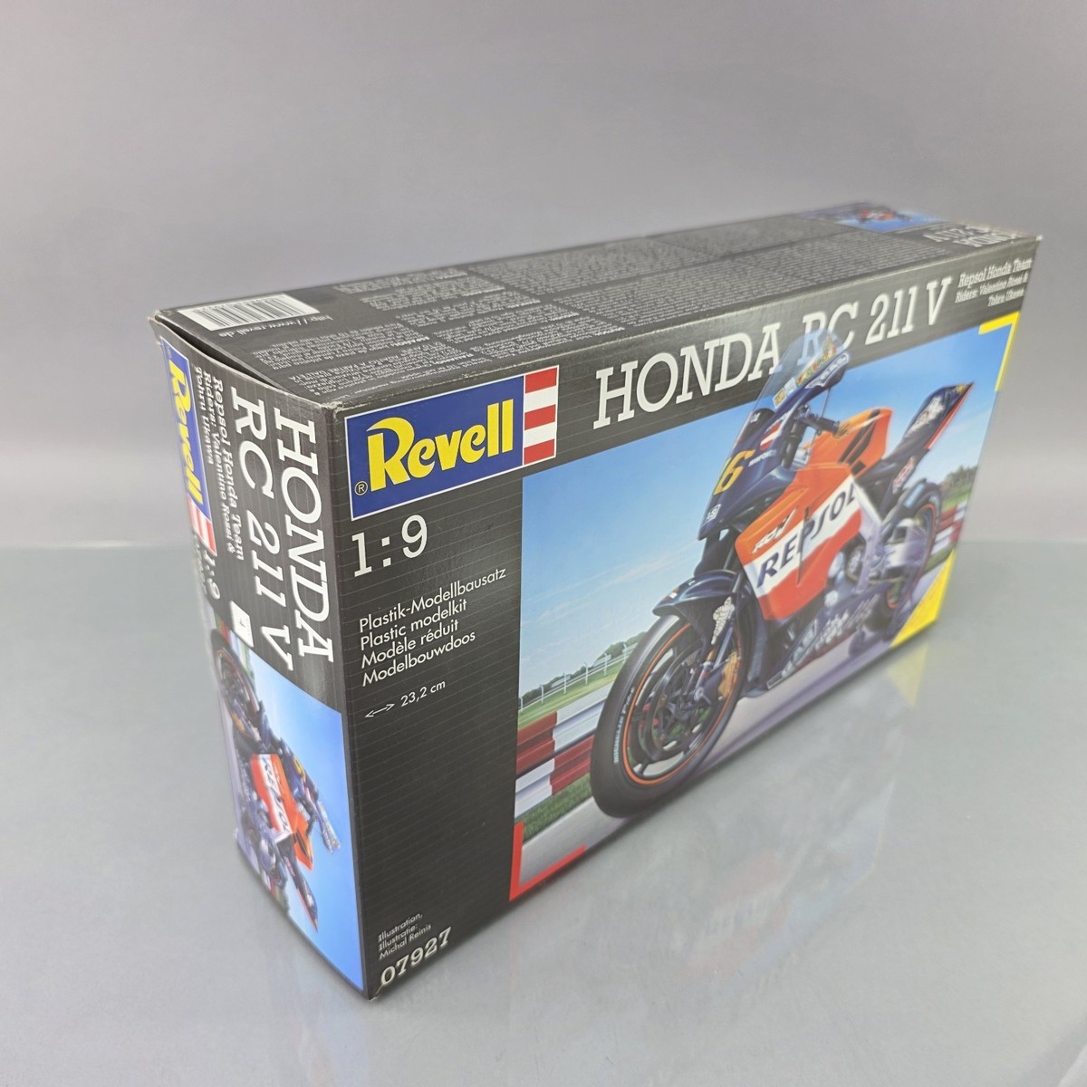 Revell 1/9 Honda RC211V Repsol Honda Motorcycle Team Rider