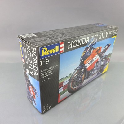 Revell 1/9 Honda RC211V Repsol Honda Motorcycle Team Rider