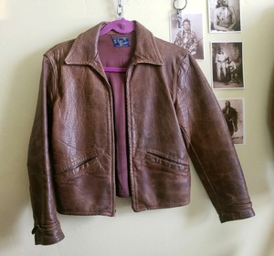 jaqueta marrom de couro feminina