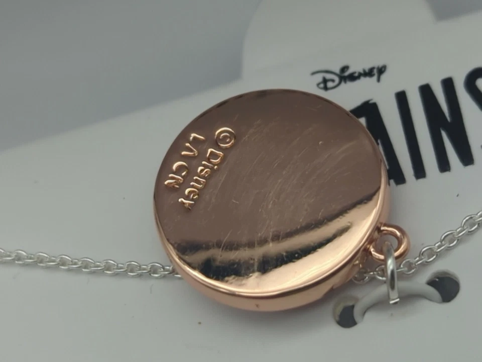 Collar DISNEY $60 Villanos Blancanieves Espada y Corazón Chapado Foto 3 de 4
