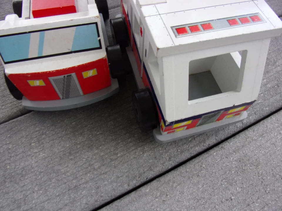 KIDKRAFT FIRE HOUSE STATION PLAYSET  EMERGENCY TRUCK CAR VEHICLE PAIR TOY CHILDS - Image 4 of 4