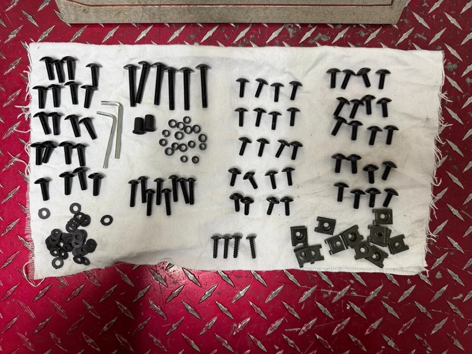 KIT DE PERNOS DE CARENADO UNIVERSAL DE 100 PIEZAS YANA SHIKI SUZUKI HONDA KAWASAKI YAMAHA Foto 2 de 4