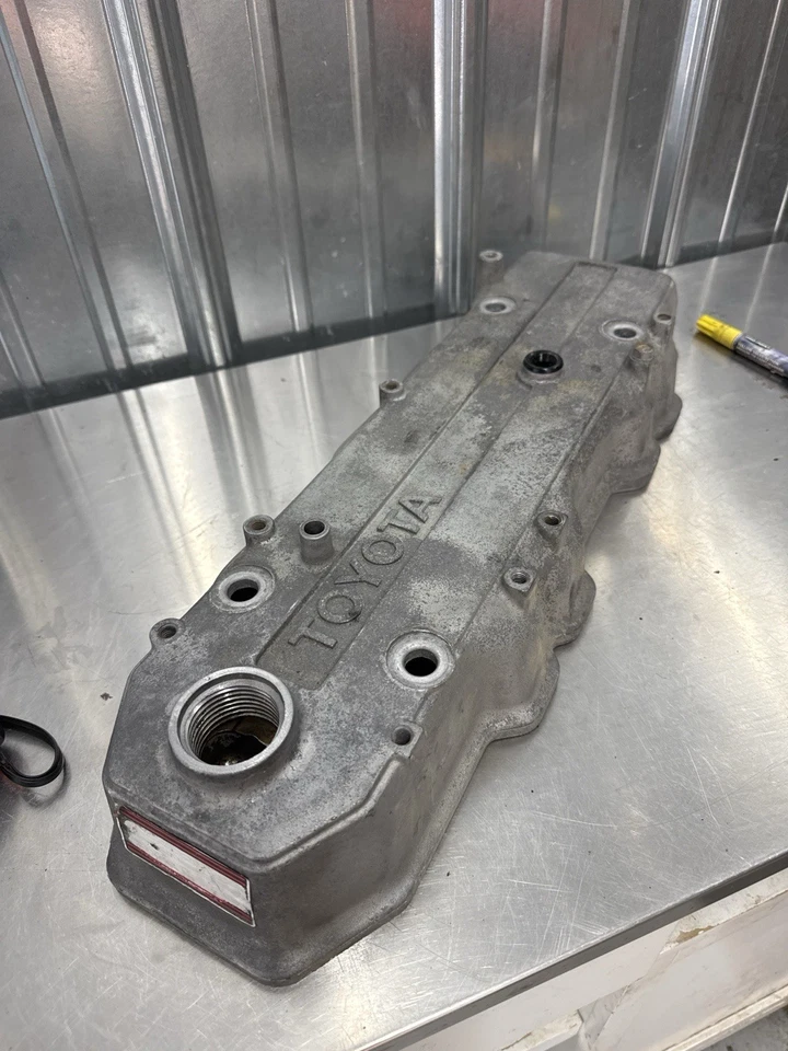 1989/90-95 Toyota Pickup/4Runner EFI 22RE Valve Cover OEM Later Style - Image 2 of 4