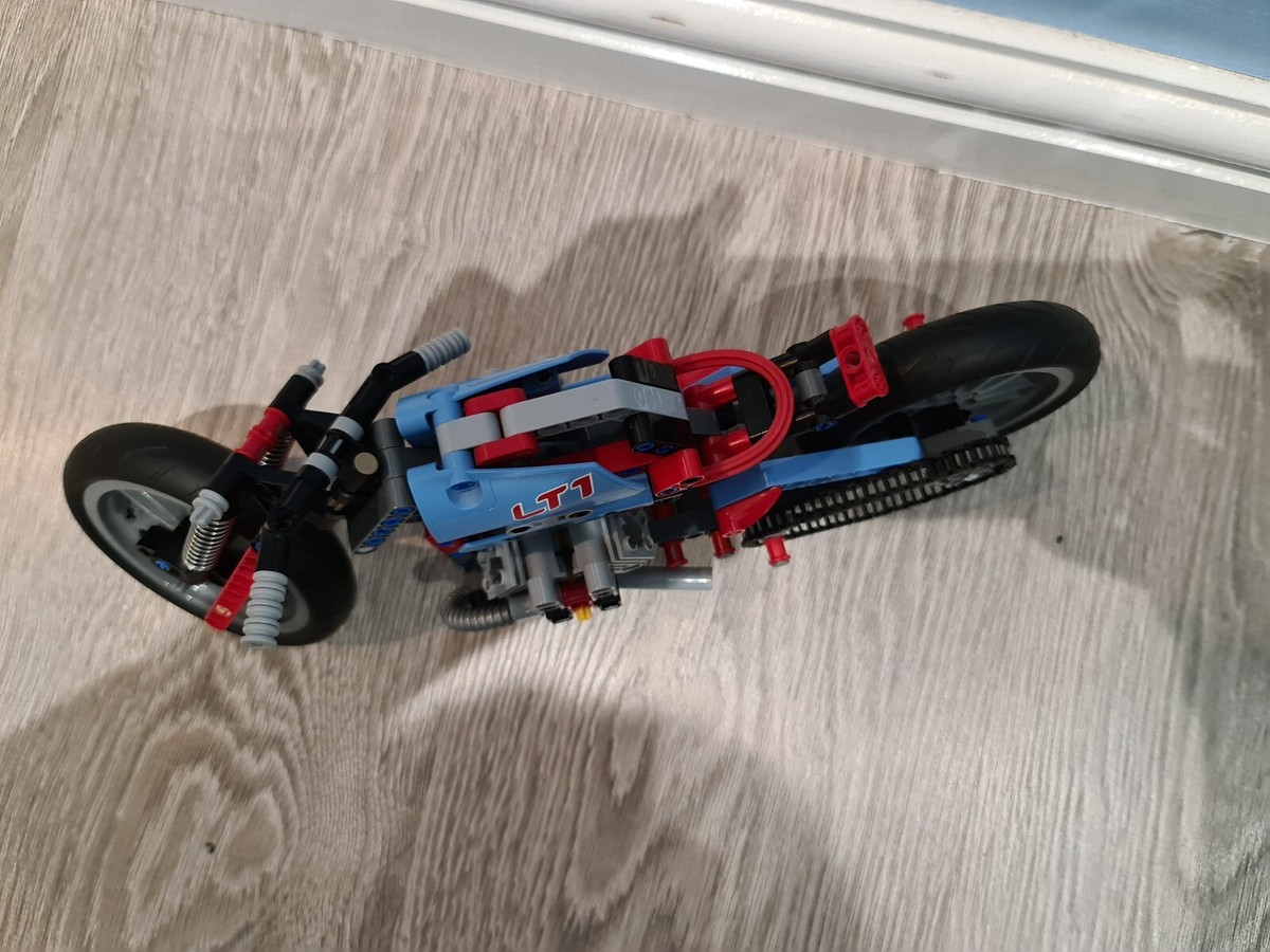 LEGO TECHNIC: Street Motorcycle 2-in-1 42036 Complete With