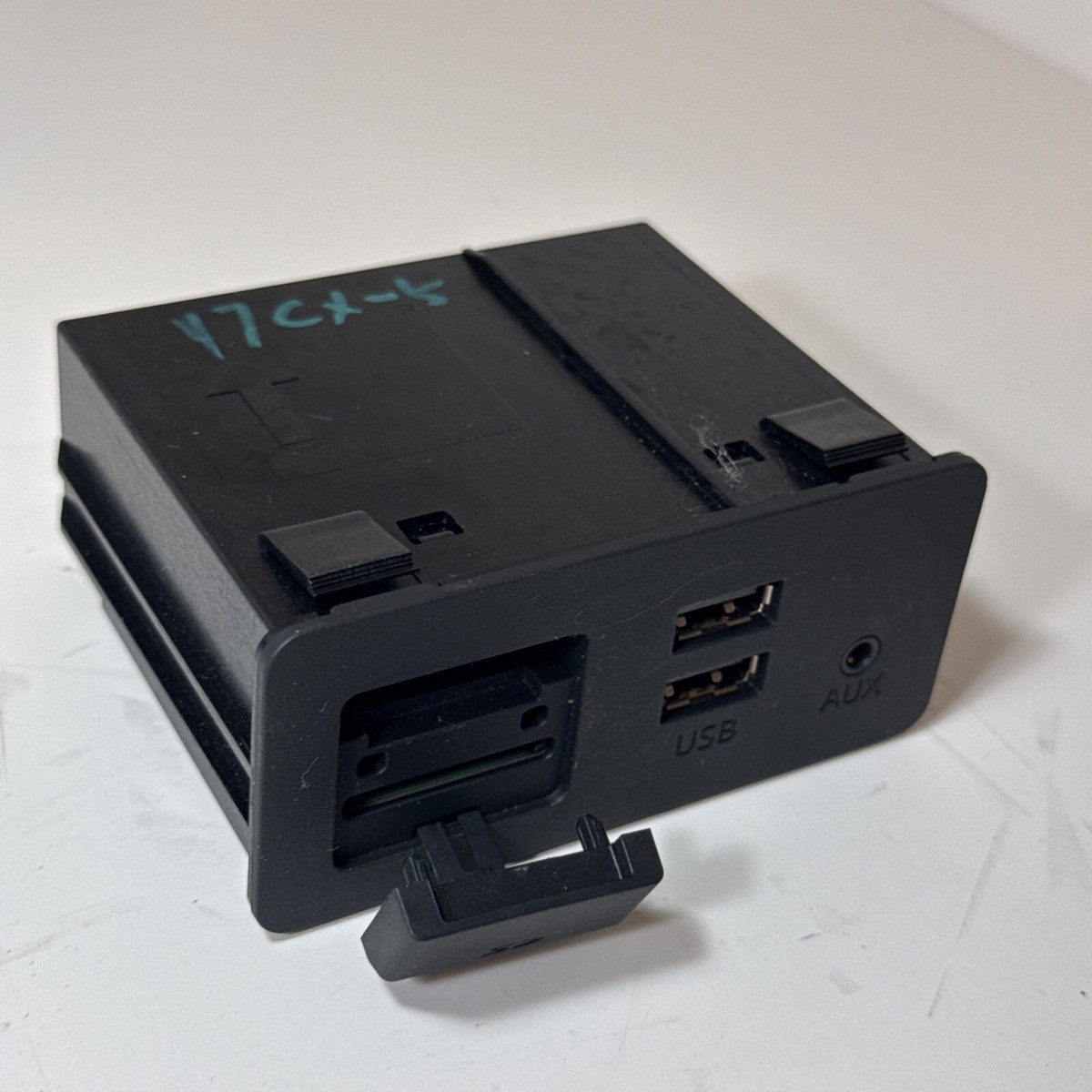 2017 MAZDA CX-5 CONSOLE SD CARD DUAL USB JACK PORT HUB D09H-669U0