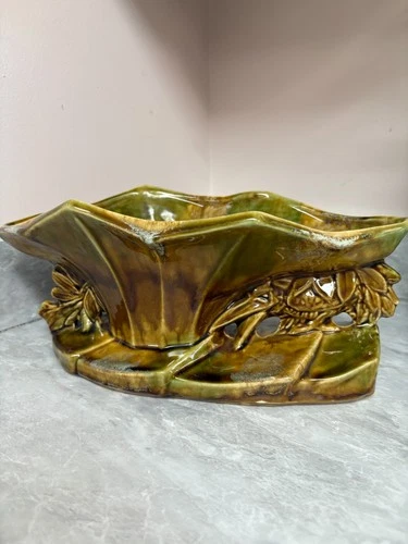 Vintage McCoy planter with leaf details olive green - perfect condition!