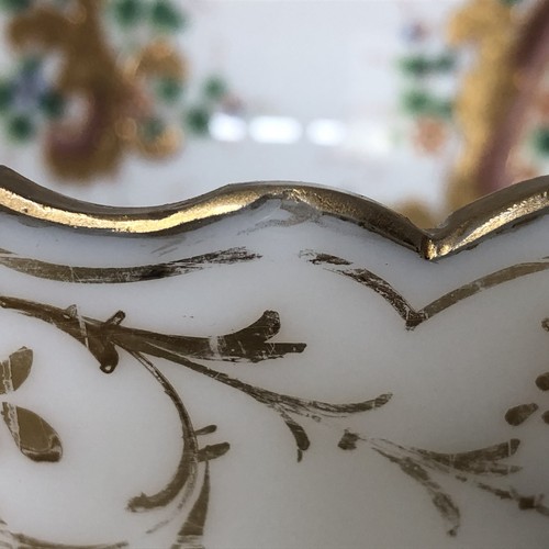 Grande ciotola in vetro bianco stile vittoriano antico con ricca decorazione. - Foto 13 di 18