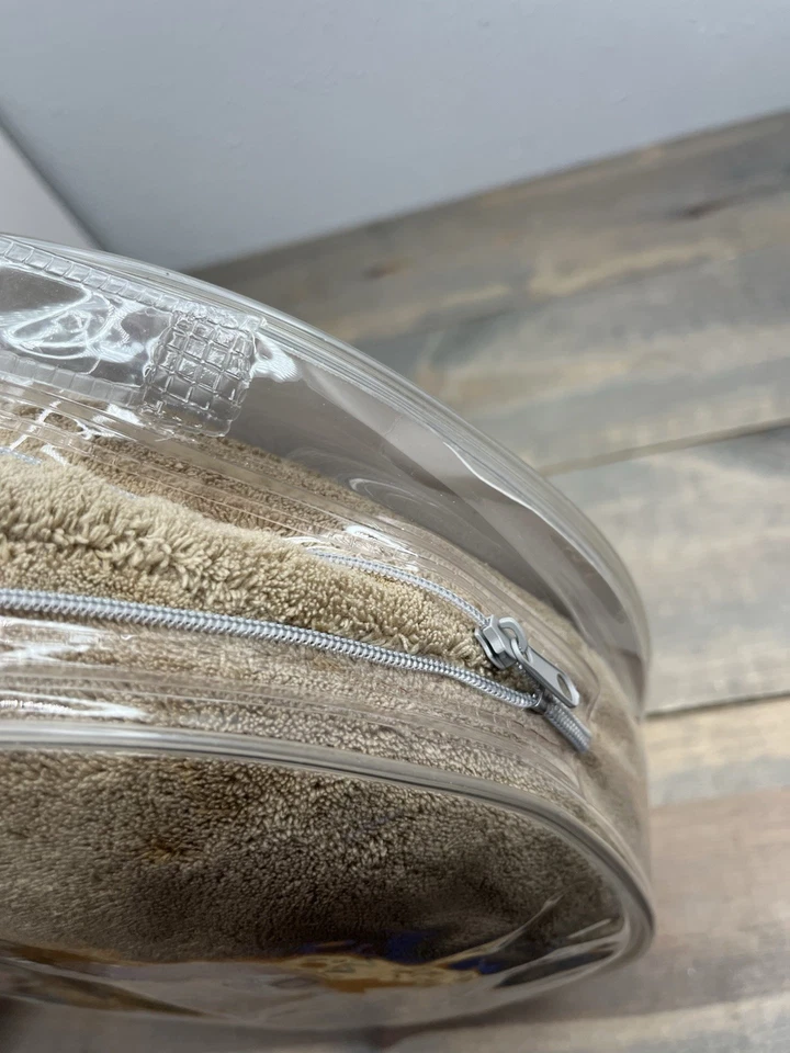 Almohada de viaje Brookstone NAP con estuche de viaje con cremallera felpa marrón tostado Foto 3 de 3