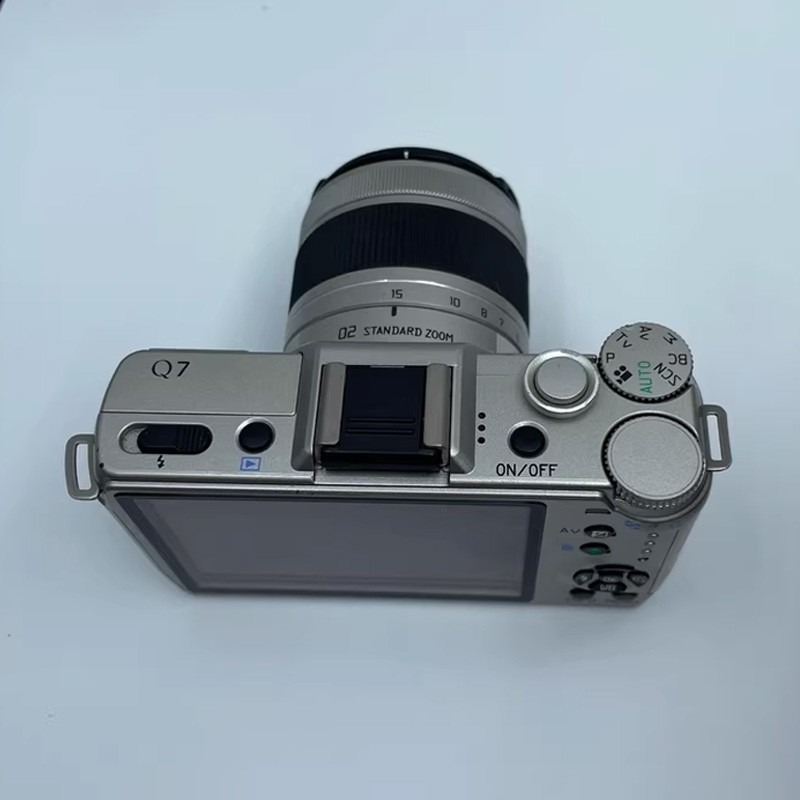 Pentax Q7 Digital Mirrorless camera with 5-15mm Lens Silver -90