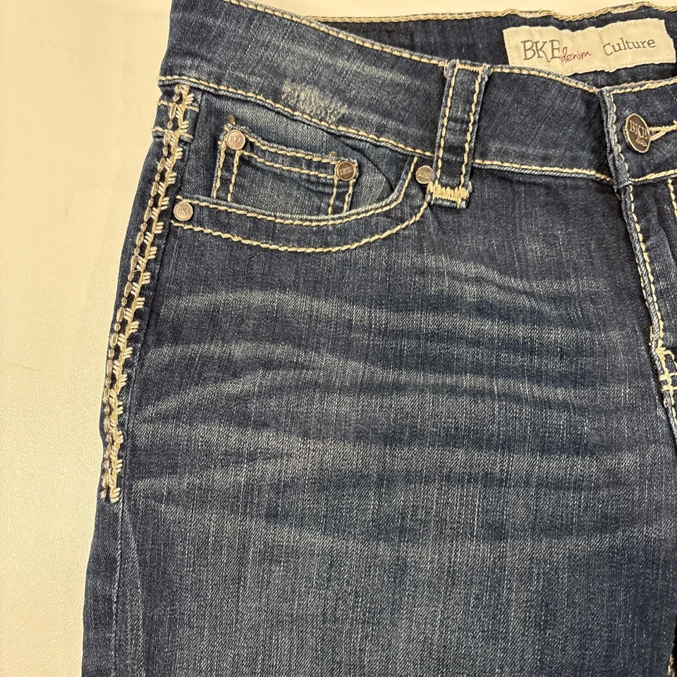 Jeans jeans feminino BKE 30 Culture Capri lavagem escura fivela bigodes ponto pesado - Imagem 3 de 4