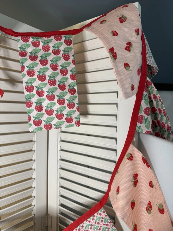 Tela Bunting Hecho a Mano Dormitorio Guardería Cumpleaños Baby Shower Fresa Rosa Rojo Foto 4 de 4
