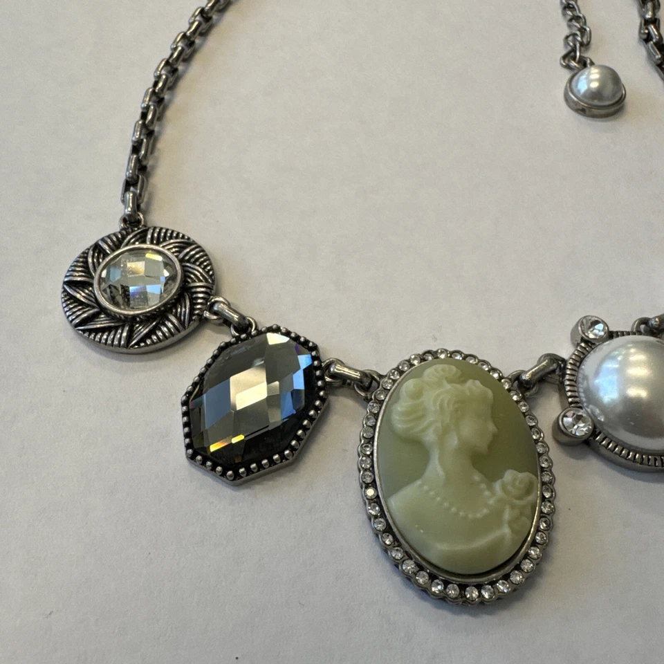 Collar de perlas de imitación circonita cúbica cristales corte antiguo chapado en plata joyería Lia Sophia Foto 2 de 4