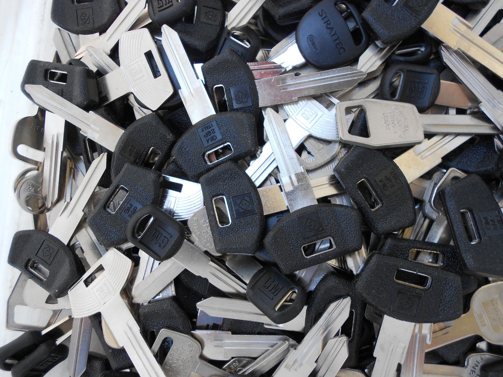 LARGE LOT OF AUTO KEY BLANKS GM FORD DODGE AND FORIEGN  3+ POUNDS UNCUT CAR