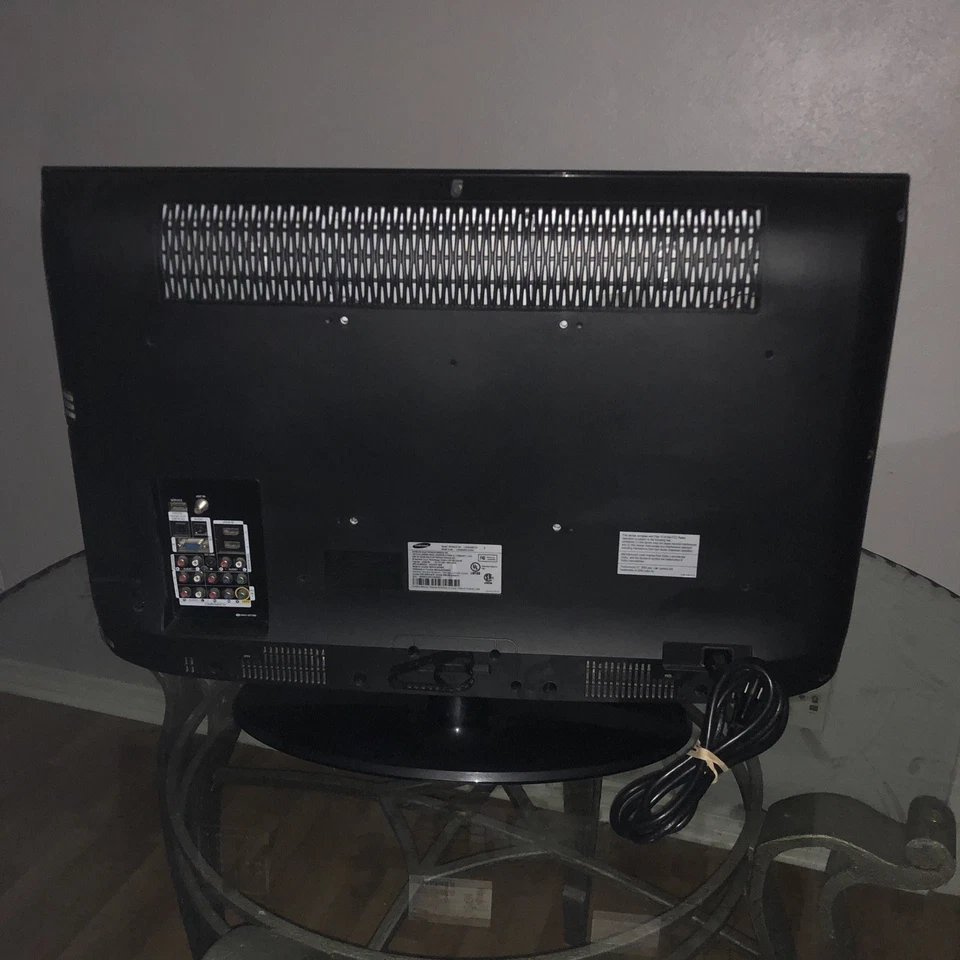 Samsung 32” LCD TV Model LN32A450C1D - Image 2 of 3