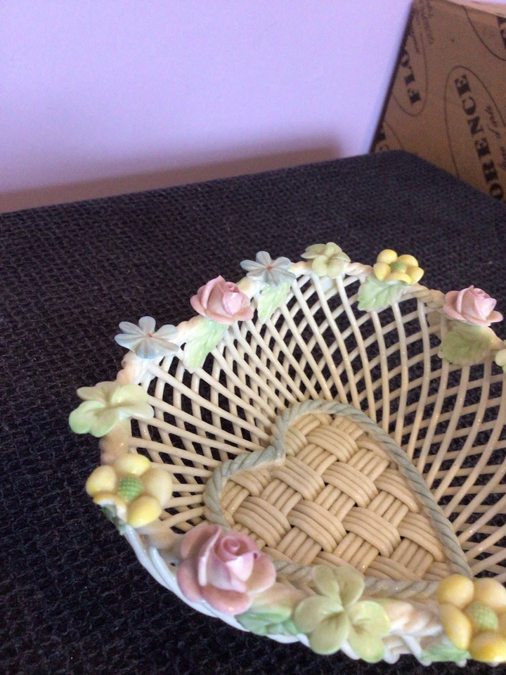 BELLEEK ROSE OF TRALEE  IVORY  WOVEN PORCELAIN HEART BASKET 4.5" diameter - Image 3 of 4
