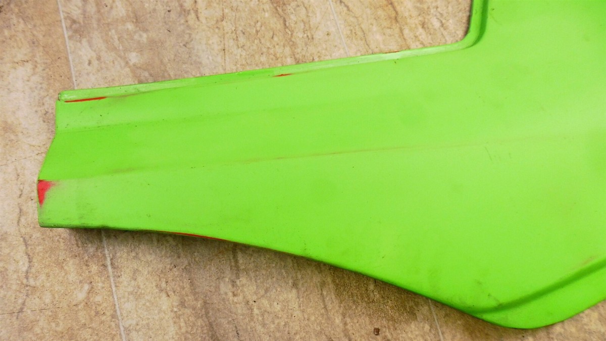 1985 Kawasaki ZX900 Ninja K238-1) right side frame cover