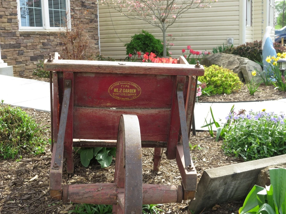 Carretilla de madera antigua - roja - hermosa decoración de patio, excelente estado Foto 2 de 4