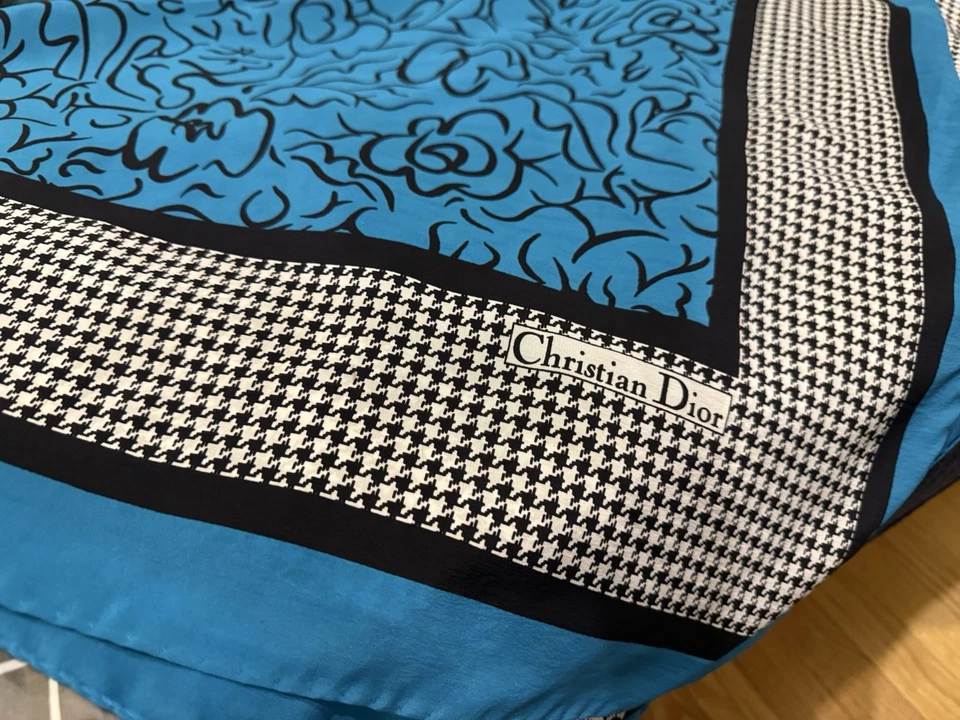 迪奥令人惊叹的复古丝绸围巾 32 英寸 X 34 英寸 — 第 3/4 张图片