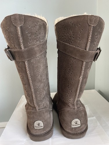 Stivali donna scamosciati alti BEARPAW taglia 10 pelliccia foderati finta fiori traforati marrone - Foto 9 di 14