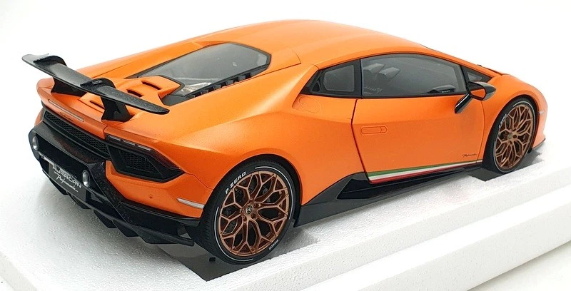 Autoart масштаб 1/12 литая модель 12076 — Lamborghini Huracan Performante — оранжевая - Изображение 2 из 4
