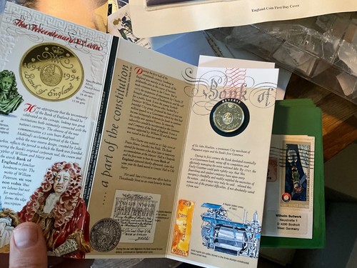 world stamp glory box 10kg 2 coins many small stockbooks and cover albums - Picture 3 of 17