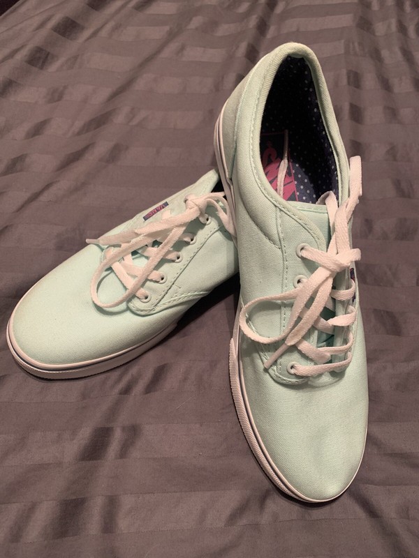 New Vans wonens shoes size 8 Color light green 