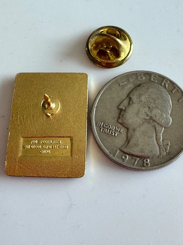 复古 LPGA 高尔夫别针 – 绿色背景上的金色高尔夫球手珐琅徽章 — 第 3/3 张图片