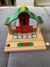 Brio Stop & Go Station 33681 Wooden Railway Track Piece with Stop/Go Station VGC