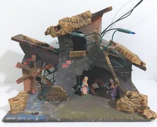 I125218 Presepe - Casetta / Grotta natività in legno con 4 statuine in plastica