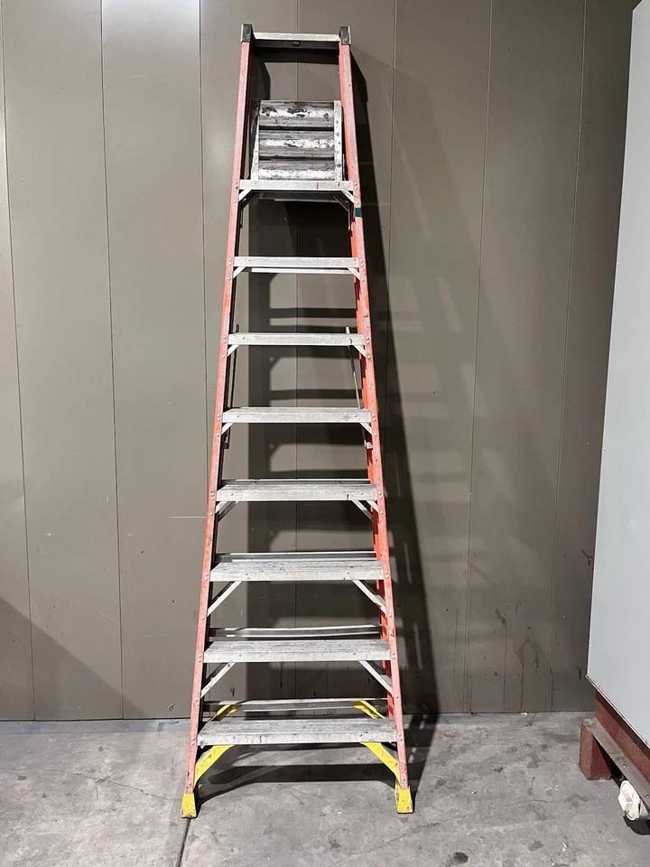WERNER 8ft Fiberglass Platform Step Ladder (14’ Reach Height) 300lb Capacity - Image 3 of 4