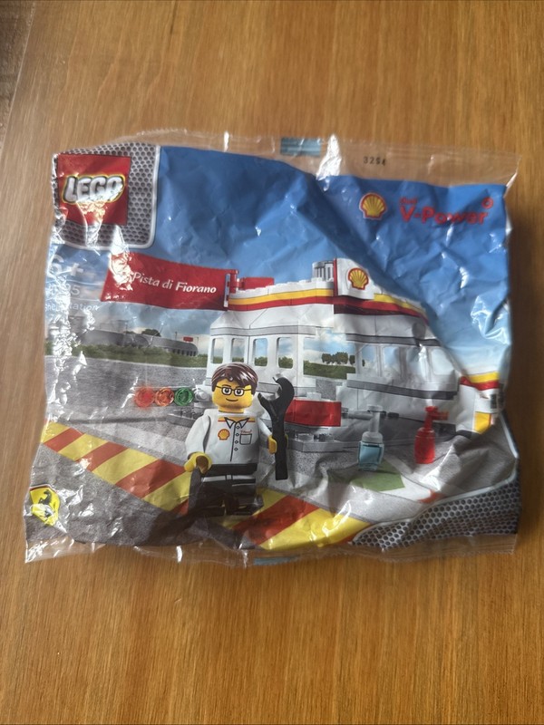 LEGO Promotional: Shell Station (40195)