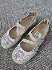 Clarks Women's Mary Janes Gemella Daisy Grey Beige Floral Size 5 Very Good Cond