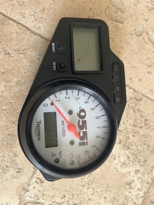 triumph speed triple 955 I - Tacho ca. 60000km beschädigt