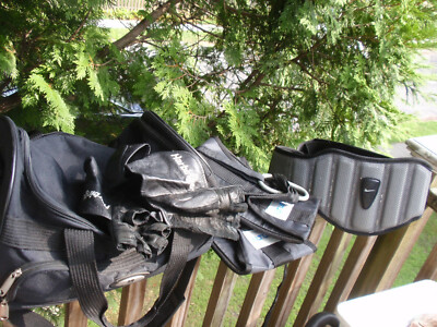 LOT OF WEIGHTLIFTER'S STRUCTURED NIKE ALTUS  BELTS AND HARBINGER GLOVES WITH BAG