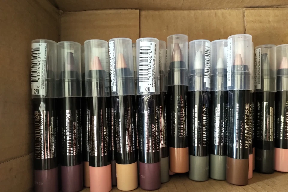 Maybelline Color Tatuaje 24 horas Crayón Concentrado Crema Barra Sombra de Ojos Defectuosa Foto 2 de 4