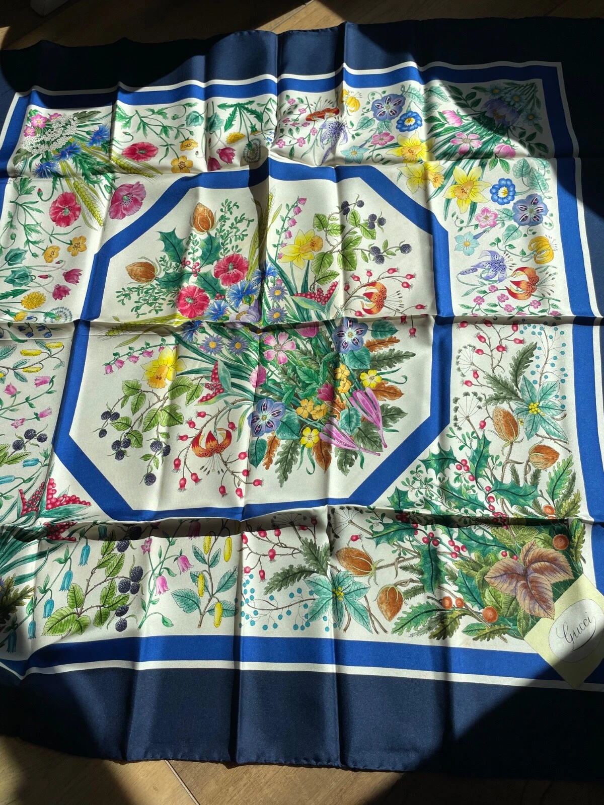 Exceptionnelle écharpe vintage Gucci Festival 90 cm    en bleu marine et bleu royal