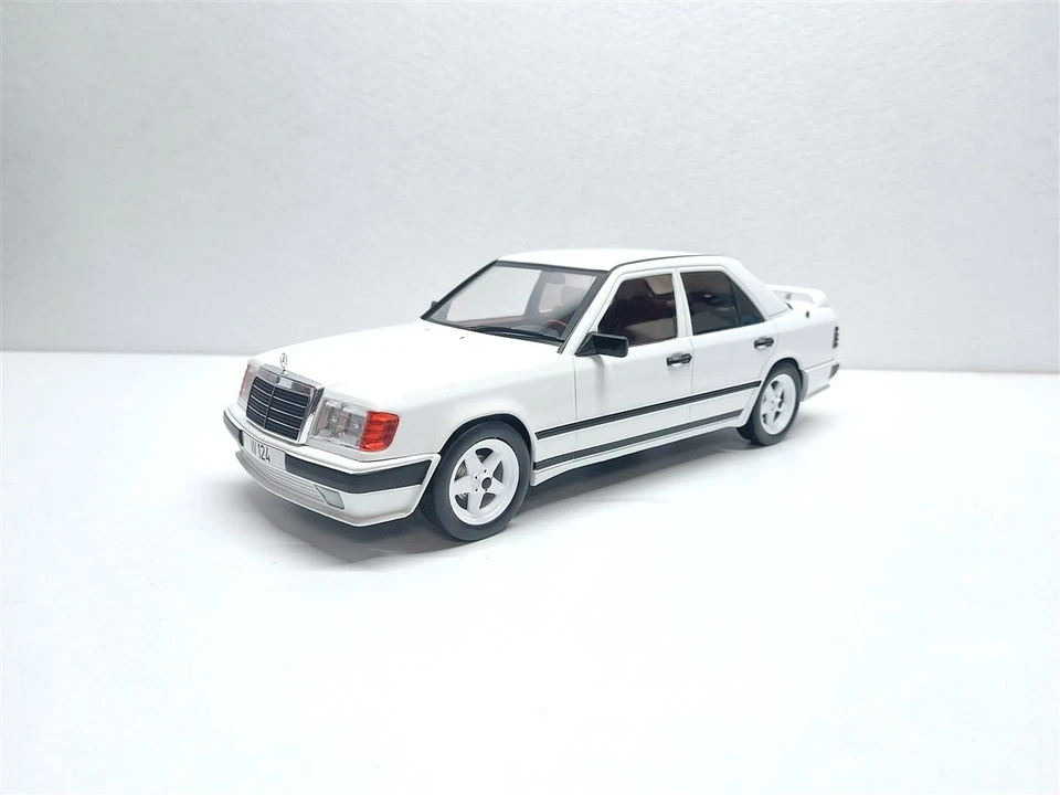 Mercedes-Benz W124 Bianco Tuning del 1986 - 1/18 MCG - Immagine 3 di 4