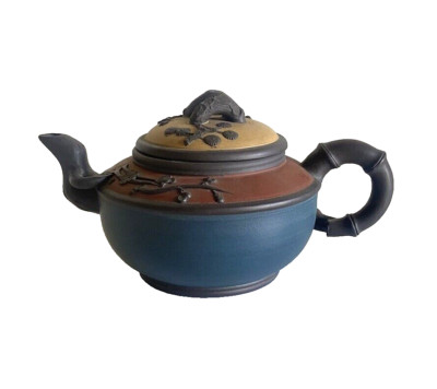 CHINESE YIXING ZISHA CLAY ARTISTIC ''THREE FRIENDS'' THEME TEAPOT AND COVER