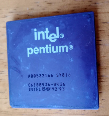 Vintage Rare Intel Pentium A80502166 SY016 Processor Collection/Gold