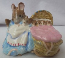 ROYAL ALBERT ENGLAND BEATRIX POTTER HUNCA MUNCA MOUSE WITH BABIES FIGURINE 1989