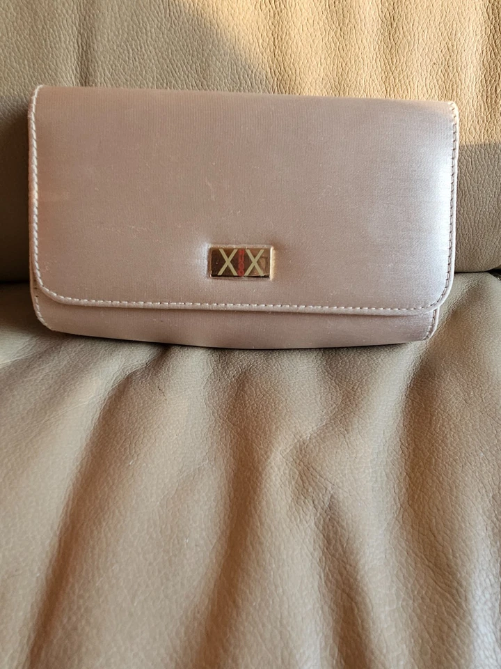 BOLSO CLUTCH PEQUEÑO HUGO XX 7 PULGADAS DE LARGO 4 PULGADAS DE ALTO I PULGADAS DE ANCHO CHAMPAGNE GO Foto 2 de 4