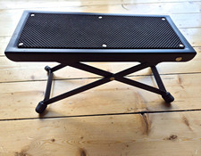 Classic Cantabile Gitarren-Fu&szlig;bank klappbar schwarz mit rutschfester Auflage