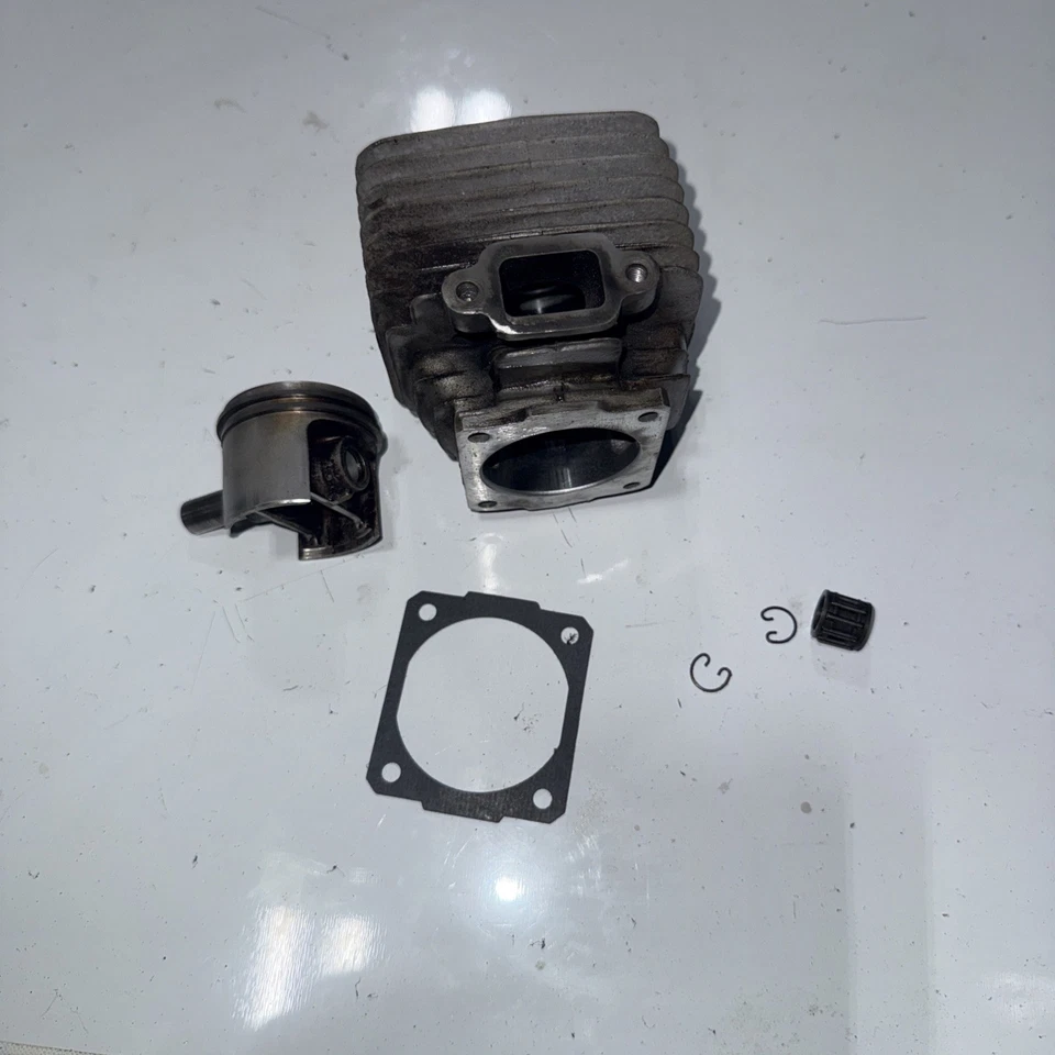 Oem Stihl chainsaw 028wb piston and cylinder kit 42mm - Image 2 of 4