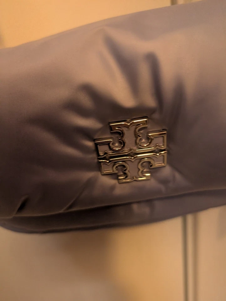 Mini bolsa Tory Burch náilon inchada conversível tiracolo icônica em íris pálida nova - Imagem 4 de 4