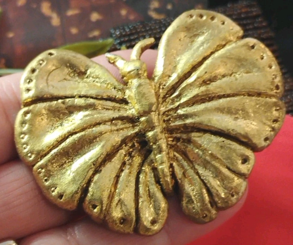 Pin tallado en madera INDIA STEWART detallado y caprichoso MARIPOSA 2,25", ¡firmado! Foto 3 de 4