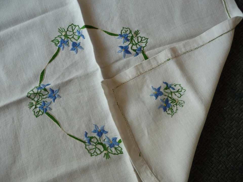 Linge ancien Napperon Centre de table  métis blanc brodé de violettes - Photo 3/4